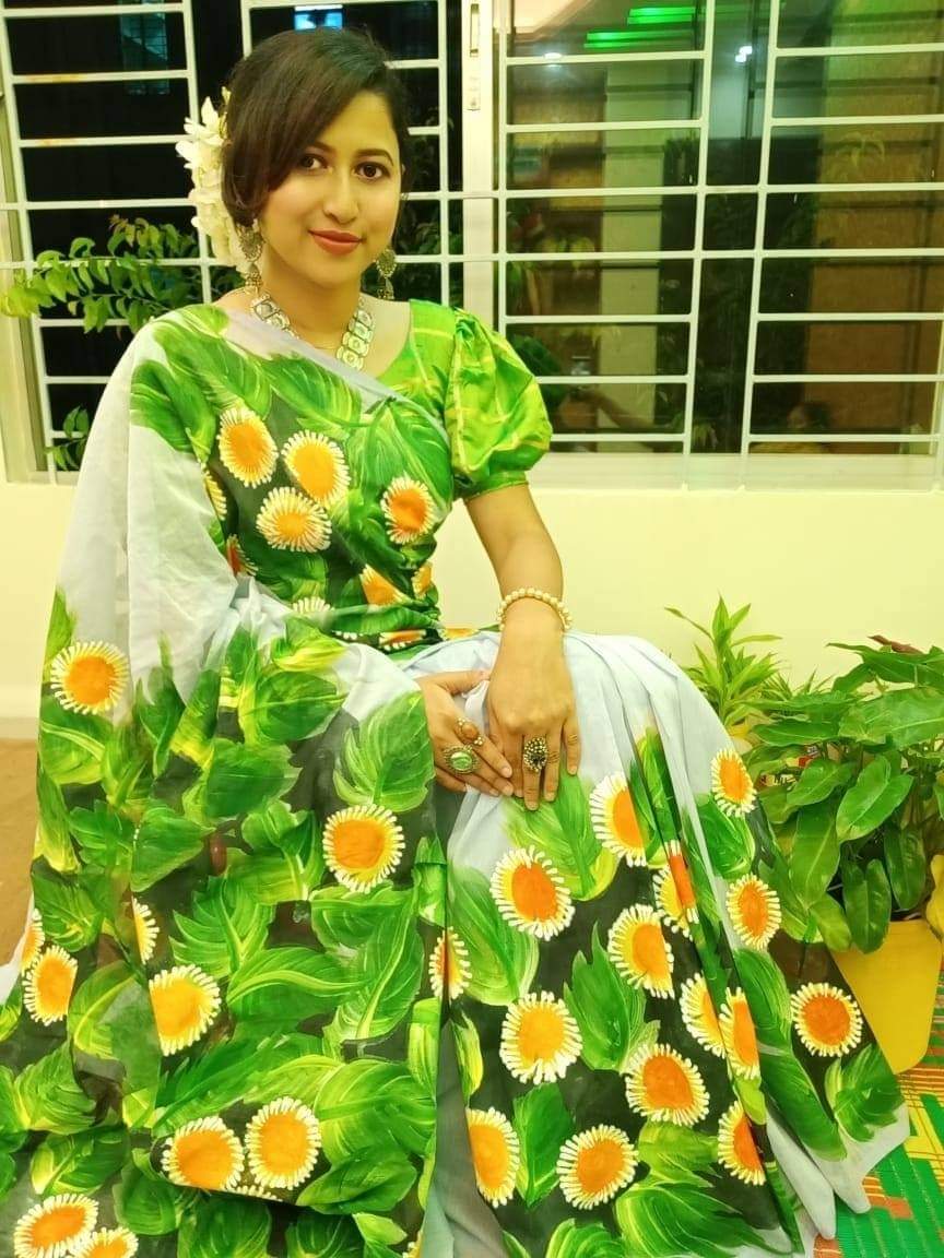 হাফসিল্ক শাড়ীতে হ্যান্ডপ্রিন্ট তুলির কাজ করা