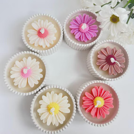 Daisy Candle in Ribbed Cement Jar – Soy Wax Floral Candle – Boho Home Decor (1 pc)