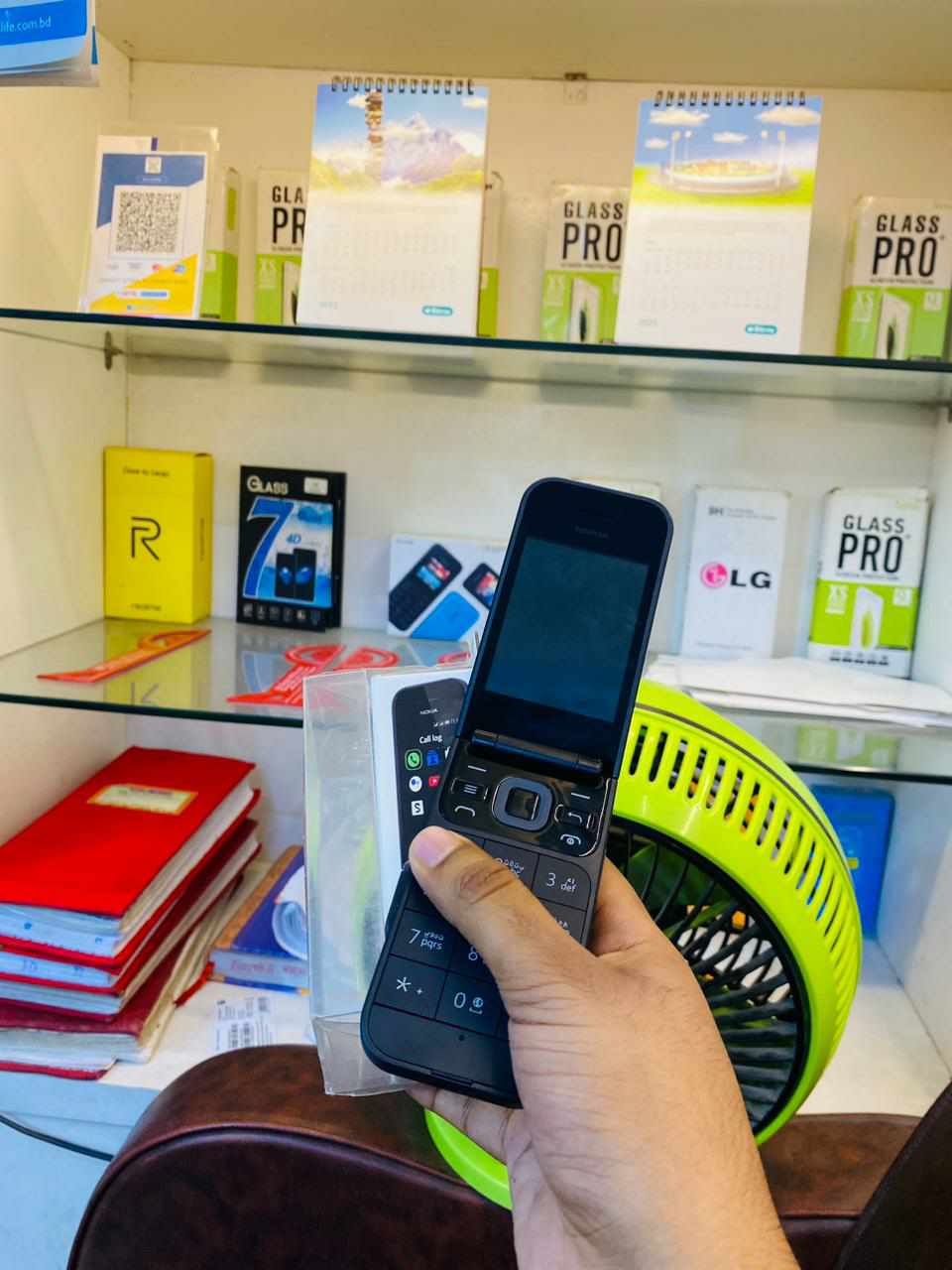 Nokia 2720 Flip phone