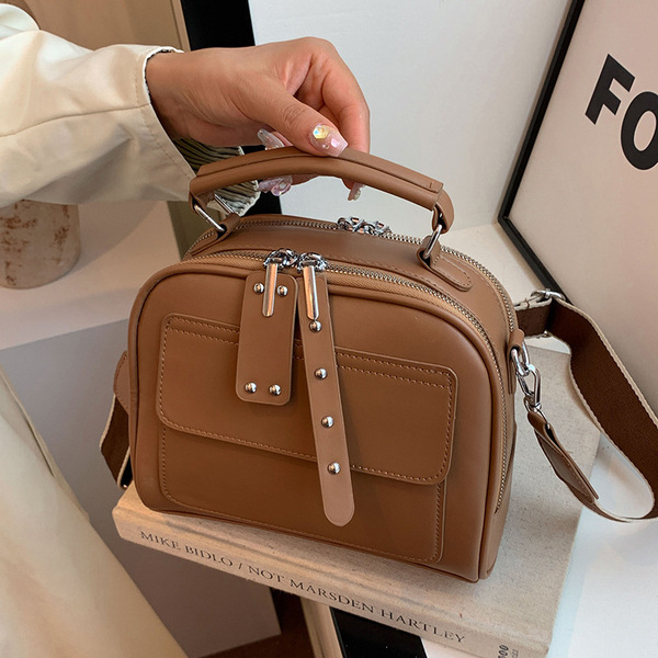 High end ladies’ handbag multi-layer large capacity commuting bag(Brown) Code : 9311