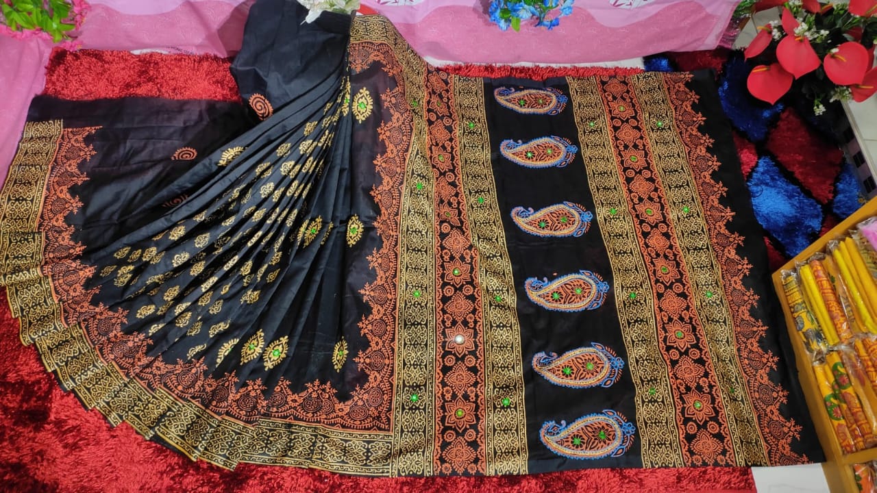 এমব্রয়ডাড়ী ধুপিয়ানসিল্ক শাড়ী