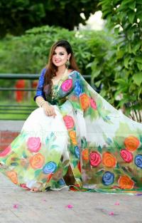 হাফসিল্ক শাড়ীতে হ্যান্ডপ্রিন্ট তুলির কাজ করা