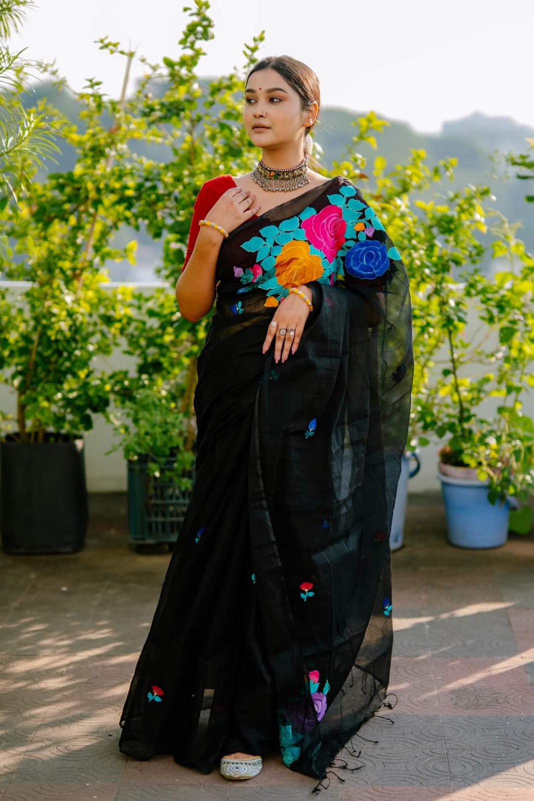 হাফ সিল্ক এমব্রয়ডারি শাড়ি।