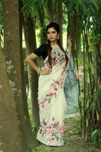 হাফসিল্ক শাড়ীতে হ্যান্ডপ্রিন্ট তুলির কাজ করা