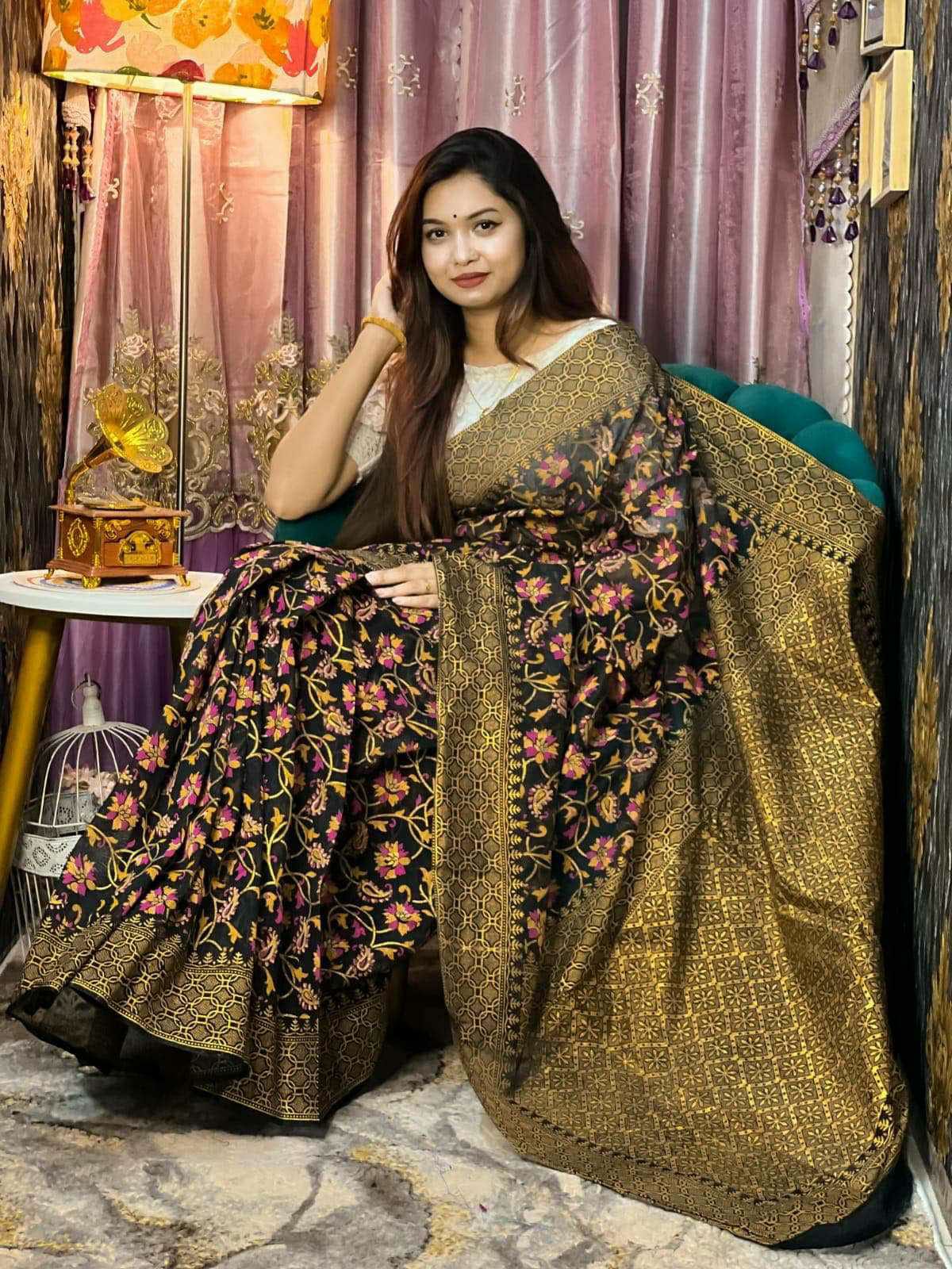 হাফ সিল্ক স্ক্রিন প্রিন্ট শাড়ি