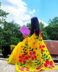 হাফসিল্ক শাড়ীতে হ্যান্ডপ্রিন্ট তুলির কাজ করা
