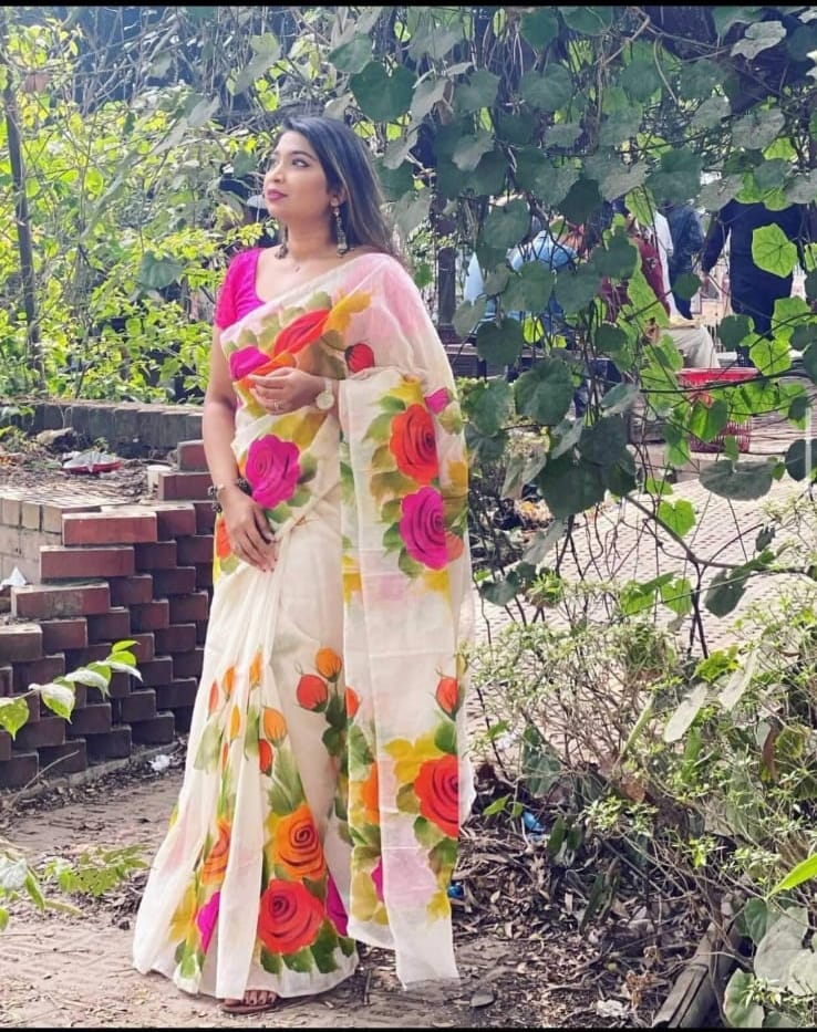 হাফসিল্ক শাড়ীতে হ্যান্ডপ্রিন্ট তুলির কাজ করা