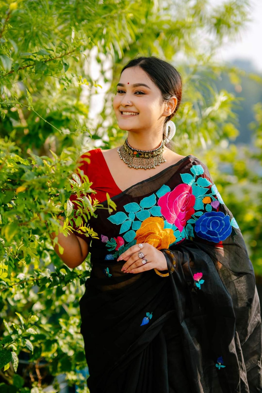 হাফ সিল্ক এমব্রয়ডারি শাড়ি।