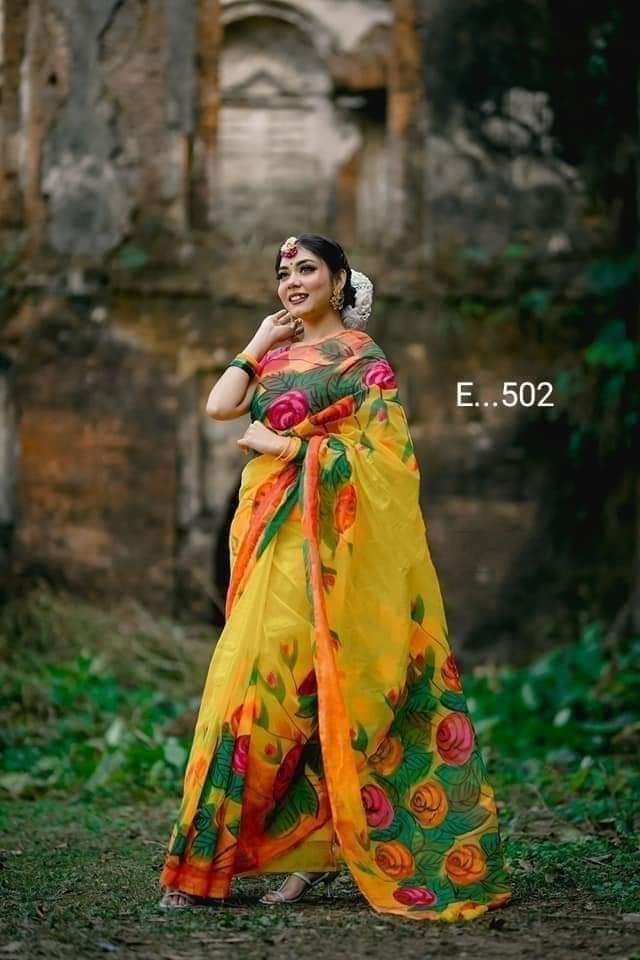 হাফসিল্ক শাড়ীতে হ্যান্ডপ্রিন্ট তুলির কাজ করা