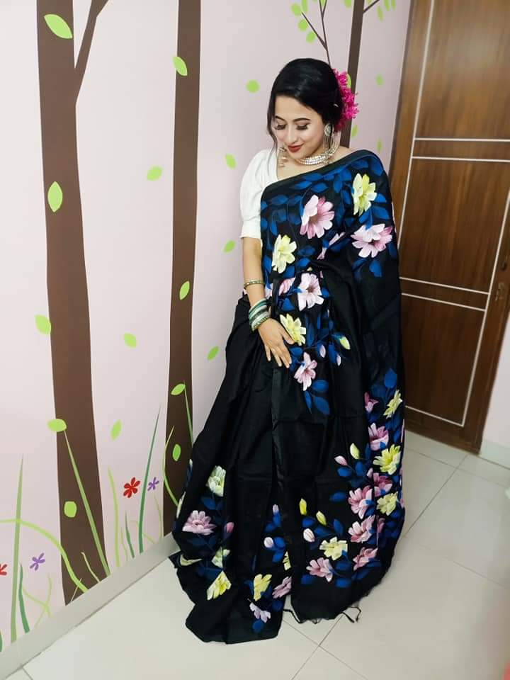 হাফসিল্ক শাড়ীতে হ্যান্ডপ্রিন্ট তুলির কাজ করা