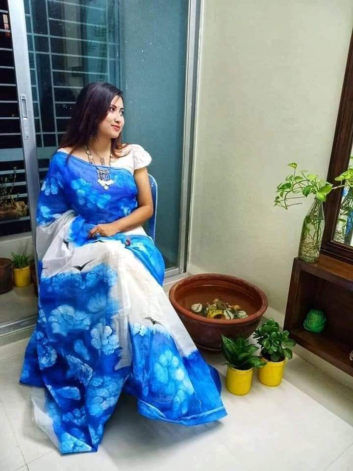 হাফসিল্ক শাড়ীতে হ্যান্ডপ্রিন্ট তুলির কাজ করা